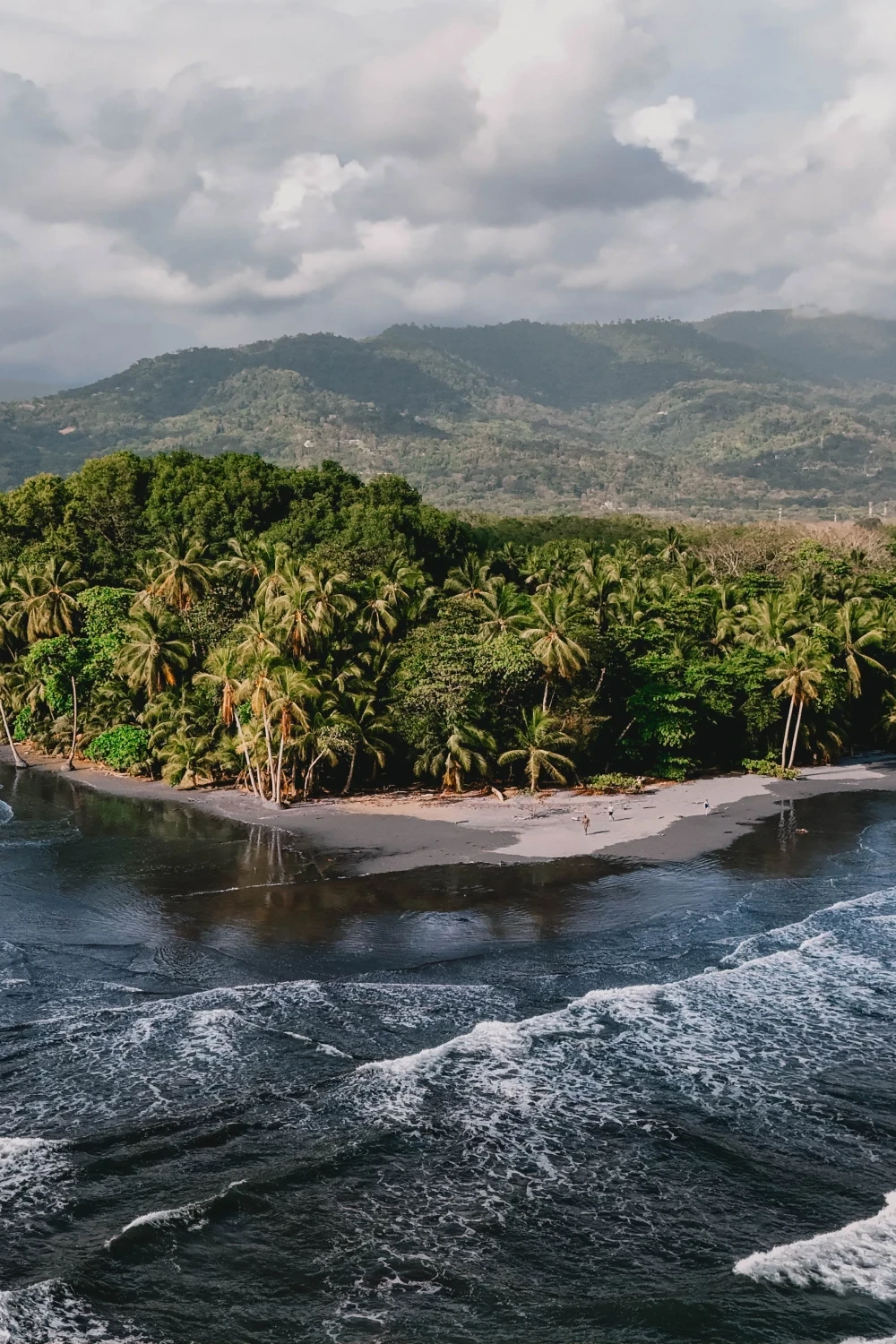 Dronebeeld van de kust bij Uvita