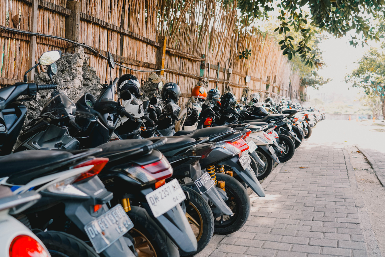 Motorbikes op een rijtje in Bali